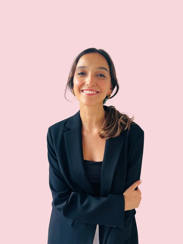 Burcu Peric lächelt, in schwarzem Blazer