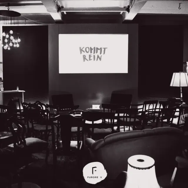 Lounge-Setting mit Leinwand
