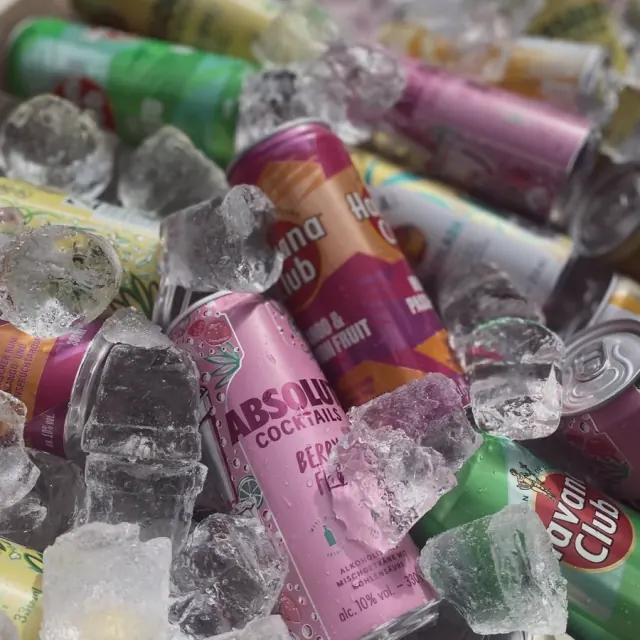 Cocktail-Dosen von Absolut und Havana Club auf Eis