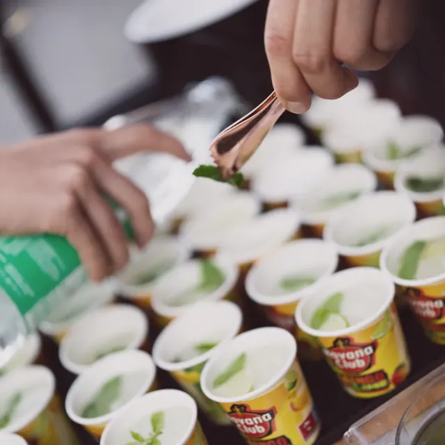 Havana-Club-Becher mit Minze werden vorbereitet