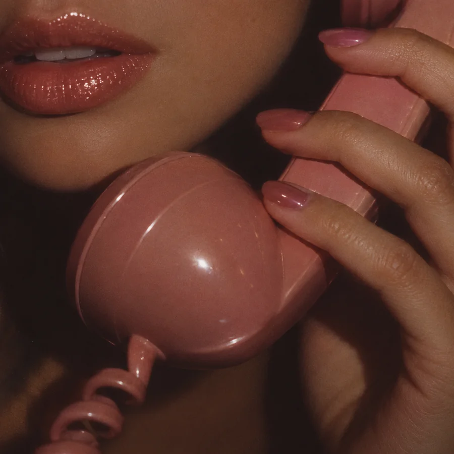 Glänzende Lippen, rosa Retro-Telefonhörer
